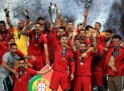 开云体育APP下载-欧洲杯赛场上演激烈对决，精彩不断