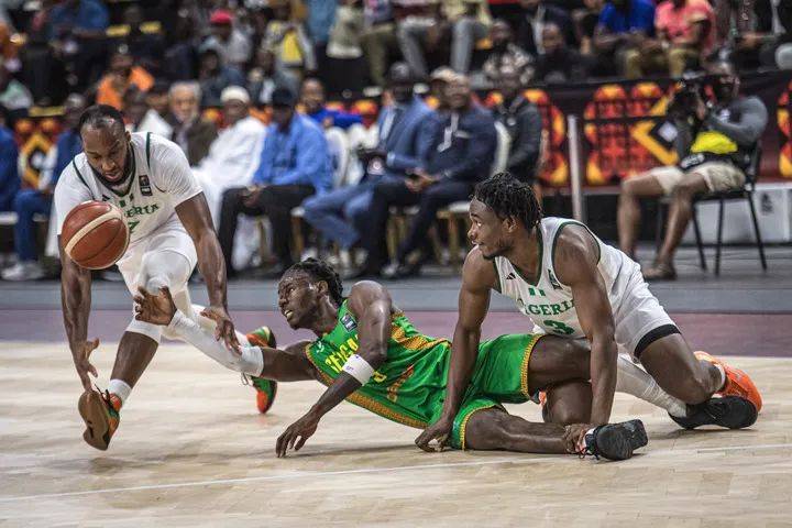 非洲篮球选手赢得国内联赛冠军