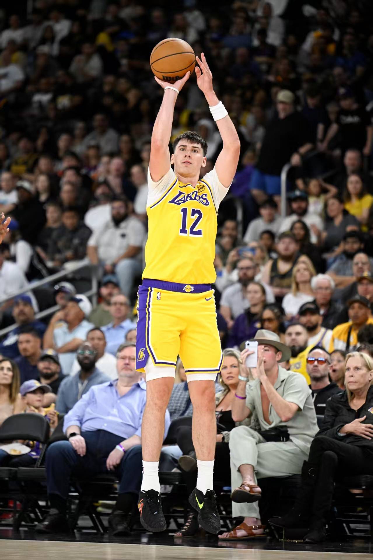 关于小牛主场力克湖人，达拉斯队气势如虹的信息