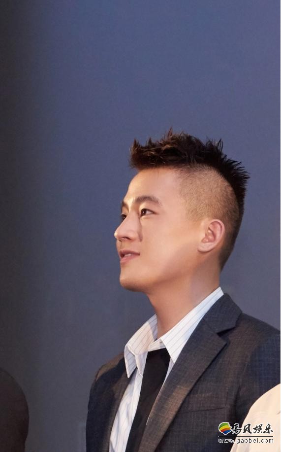 门前演员亮相比赛现场,引发一片尖叫 门前演员亮相比赛现场,引发一片尖叫