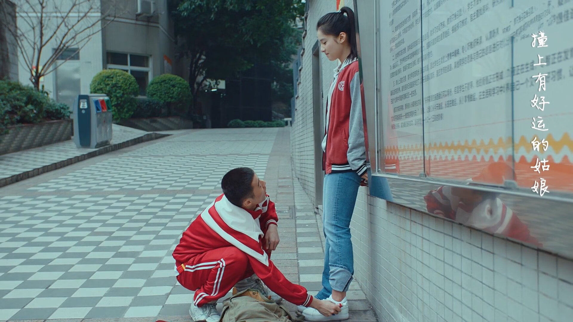 我来为你构思一篇融合这两个元素的独特文章。这需要一些创造性的想象，因为这两个事件实际上并不属于同一时空。让我们来构建一个平行足球宇宙中的故事