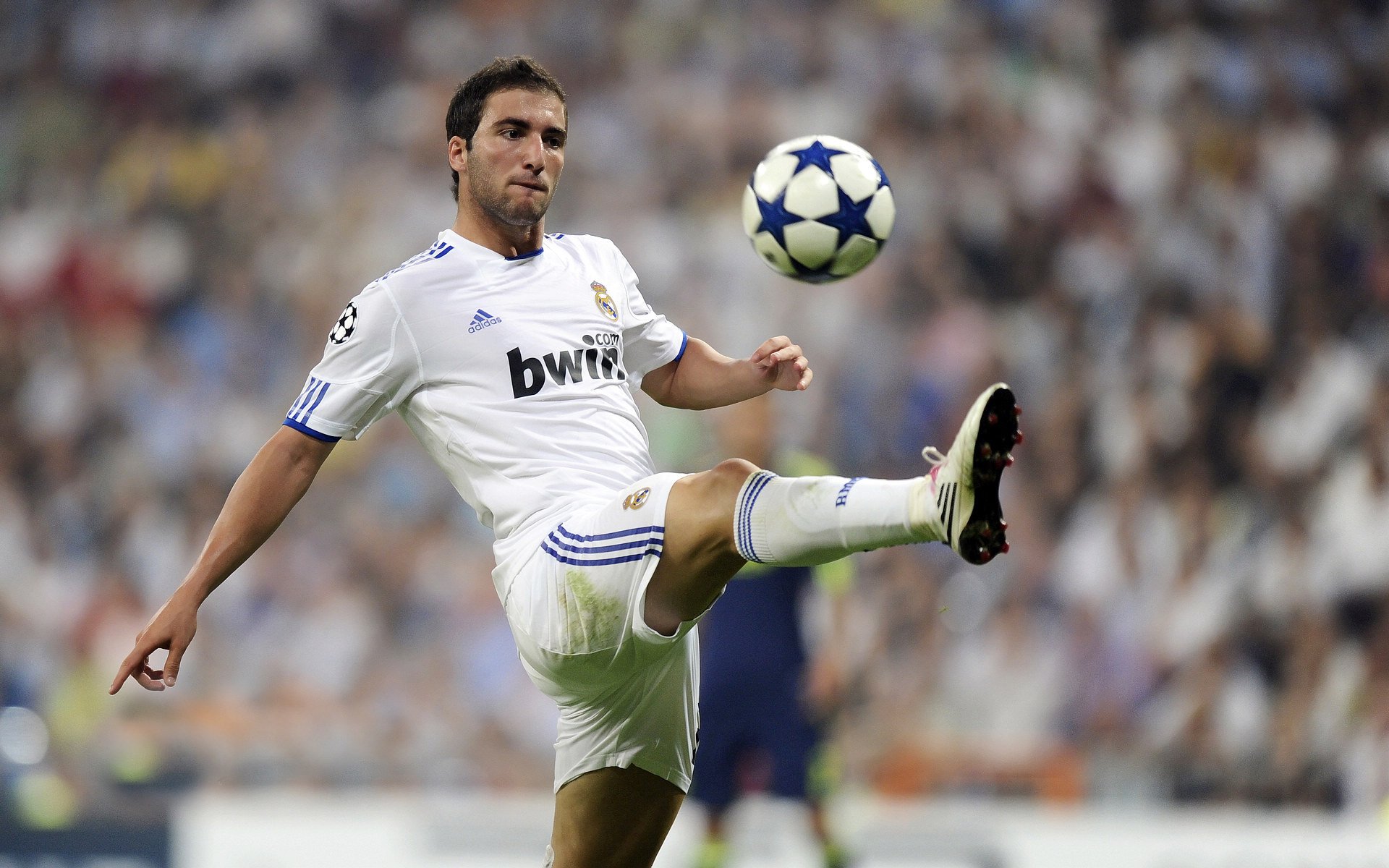 瞬间与传承，从塞内加尔的坚韧到梅西的接管，体育如何书写永恒